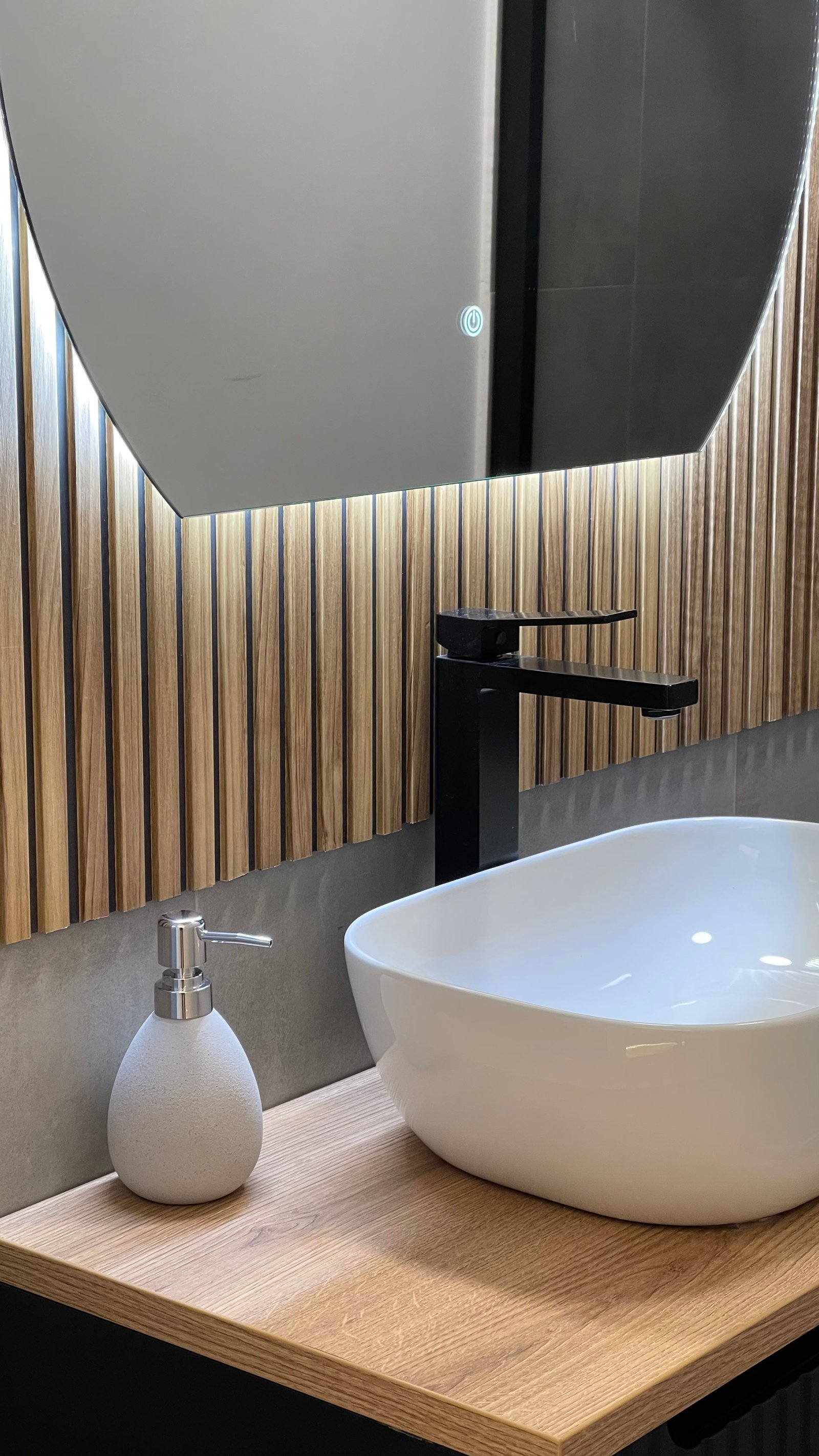 Lavabo sobre encimera con grifería negra alta