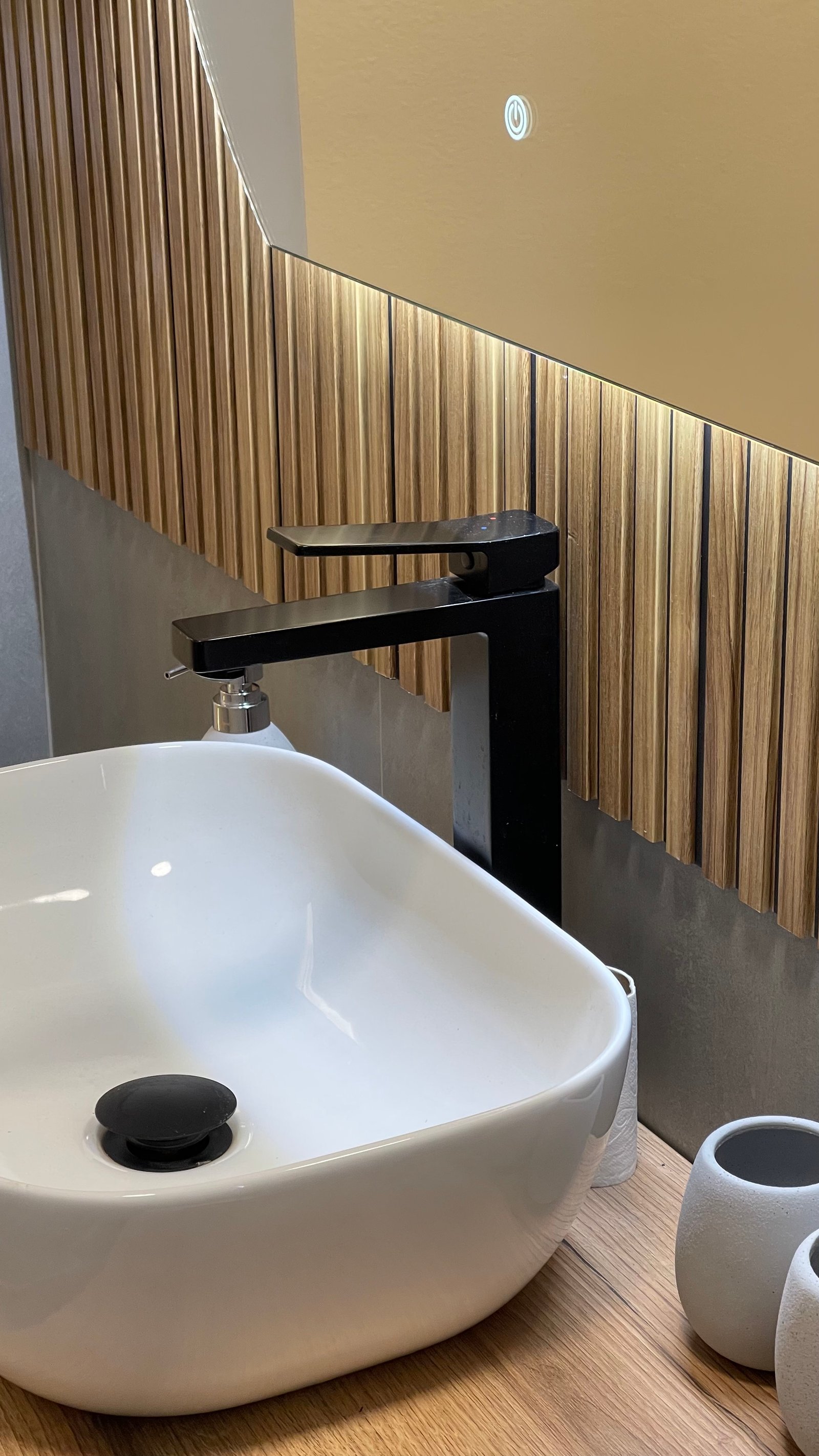 Detalle del lavabo y los accesorios de cerámica
